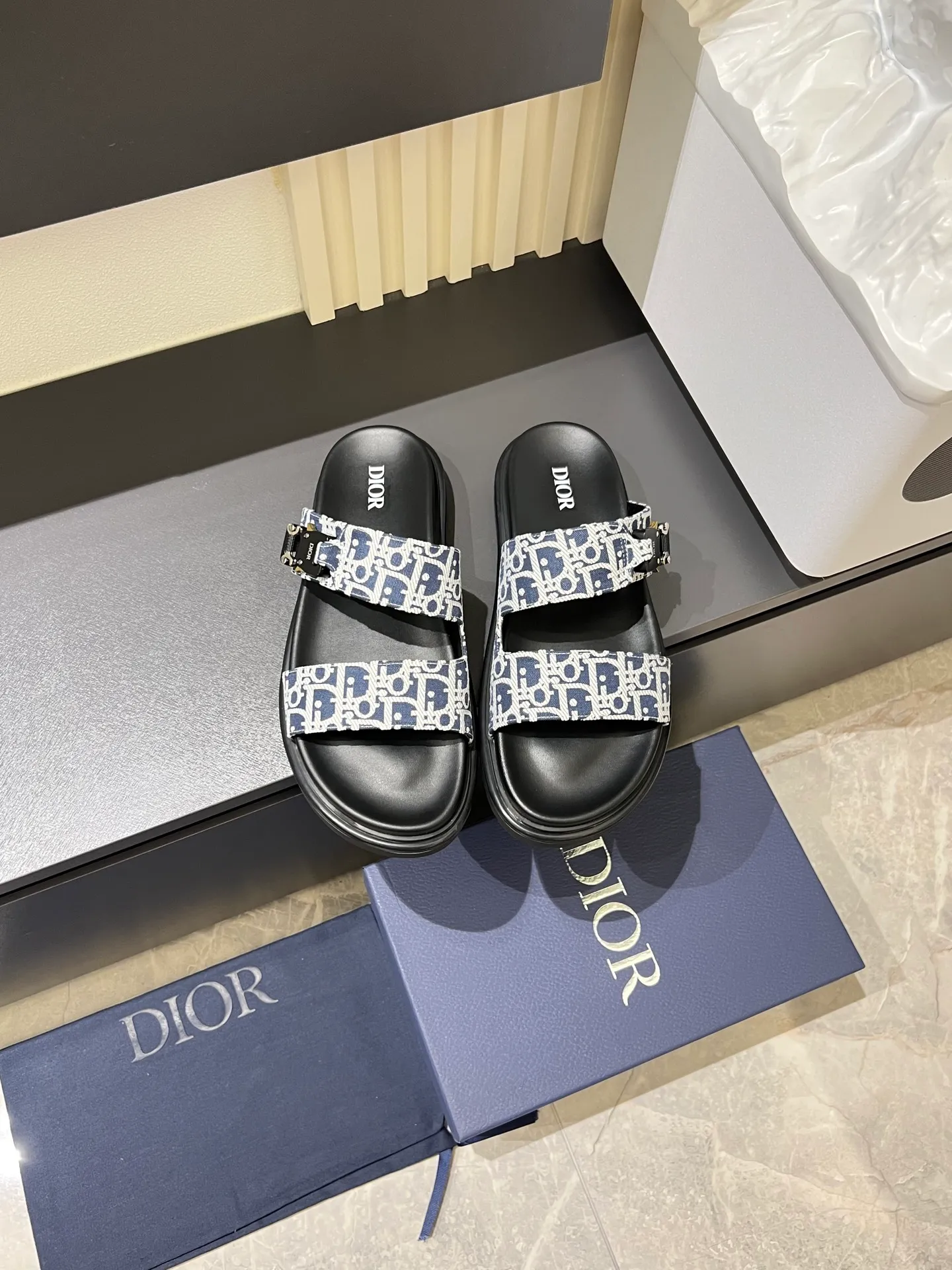 Men's Men's Shoes 💰p320 Dio* Men's Sandals Slippers. Showcasing Dior haute couture design. The Dior gray suede strap is accented with an aluminum Dior buckle for added style. Paired with a comfortable tonal notch sole, they pair easily with shorts or jeans for a sophisticated look. Main body: suede cow leather, technical fabric lining: cow leather, with adjustable straps, aluminum Dior buckle, Dior gray EVA insole, tonal notched rubber outsole splicing structure, size: 38-44 (customized at 45.46)